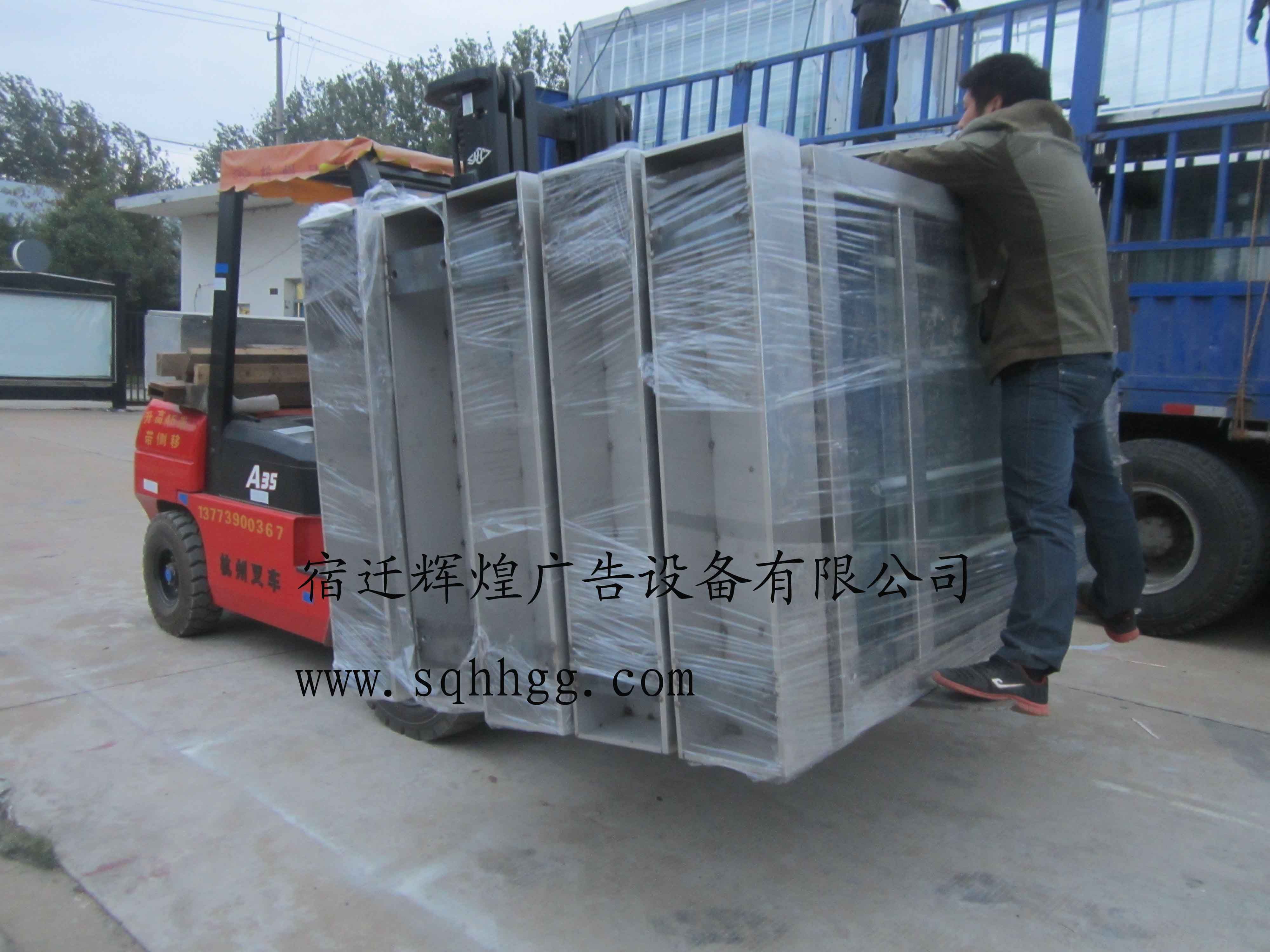 宿州訂購的不銹鋼公交候車亭首批已發(fā)貨