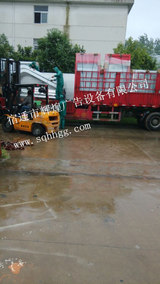 新疆喀什客戶在我公司訂購的一批公交候車亭已成功發貨了