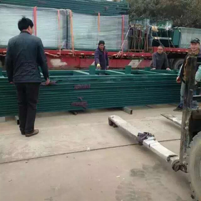 山東閱報欄制作中
